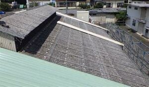 工場や倉庫のスレート屋根にはカバー工法でのメンテナンスを　北九州市八幡西区　工場塗装(株)心喜塗装